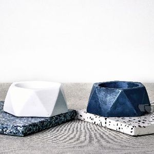 Round blue and white pot